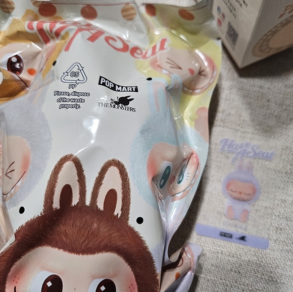 Have a seat, LABUBU - Picture 2 of 6